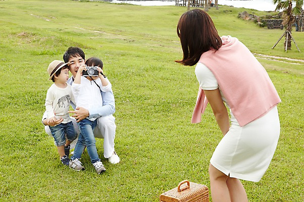 포토 JPG 주간 전신 라이프스타일 공원 여자 남자 딸 아들 어린이 여행 가족 엄마 가족여행 서기 사람 앉기 동양인 소녀 소년 잔디 여러명 성인 야외 30대 부모 제주도 소풍 바구니 카메라 사진촬영 유치원생 한국인 자녀 아빠 가족사진 상쾌 함덕해수욕장 국내포토 자연요소 식물 공공시설 감정 다수 관계 모션 한국 인종 생활 장년 전자제품 야외활동 촬영 해수욕장 함덕 파일형식 단체사진
