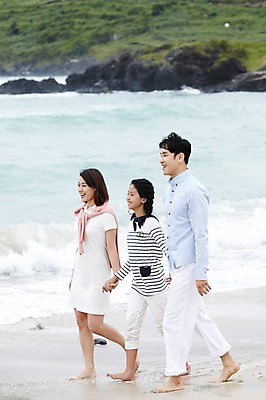 포토 JPG 주간 전신 라이프스타일 여자 남자 딸 어린이 파도 바다 여행 가족 맨발 엄마 휴가 가족여행 함께함 서기 미소 웃음 사람 동양인 소녀 성인 해변 야외 옆모습 10대 세명 30대 부모 제주도 손잡기 화목 한국인 자녀 아빠 상쾌 함덕해수욕장 어싱 국내포토 자연요소 감정 뷰포인트 컨셉 관계 모션 발 청소년 한국 표정 인종 생활 장년 걷기 해수욕장 함덕 파일형식