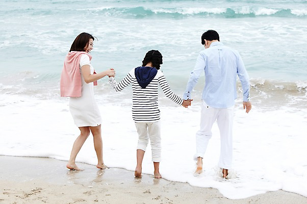 포토 JPG 주간 전신 라이프스타일 여자 남자 딸 어린이 파도 바다 여행 가족 맨발 놀이 엄마 휴가 가족여행 함께함 서기 미소 웃음 사람 동양인 소녀 성인 해변 야외 뒷모습 10대 세명 30대 부모 제주도 손잡기 화목 한국인 자녀 아빠 상쾌 함덕해수욕장 어싱 국내포토 자연요소 감정 뷰포인트 컨셉 관계 모션 발 청소년 한국 표정 인종 생활 장년 걷기 해수욕장 함덕 파일형식