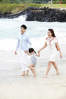 포토 JPG 주간 전신 라이프스타일 여자 남자 딸 어린이 파도 바다 여행 가족 맨발 놀이 엄마 휴가 가족여행 함께함 서기 미소 웃음 사람 동양인 소녀 성인 해변 야외 세명 30대 부모 제주도 손잡기 화목 유치원생 한국인 자녀 아빠 상쾌 함덕해수욕장 어싱 국내포토 자연요소 감정 컨셉 관계 모션 발 한국 표정 인종 생활 장년 걷기 해수욕장 함덕 파일형식