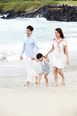 포토 JPG 주간 전신 라이프스타일 여자 남자 딸 어린이 파도 바다 여행 가족 맨발 놀이 엄마 휴가 가족여행 함께함 서기 미소 웃음 사람 동양인 소녀 성인 해변 야외 세명 30대 부모 제주도 손잡기 화목 유치원생 한국인 자녀 아빠 상쾌 함덕해수욕장 어싱 국내포토 자연요소 감정 컨셉 관계 모션 발 한국 표정 인종 생활 장년 걷기 해수욕장 함덕 파일형식