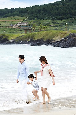 포토 JPG 주간 전신 라이프스타일 여자 남자 딸 어린이 파도 바다 여행 가족 맨발 놀이 엄마 휴가 가족여행 함께함 서기 미소 웃음 사람 동양인 소녀 성인 해변 야외 세명 30대 부모 제주도 손잡기 화목 유치원생 한국인 자녀 아빠 상쾌 함덕해수욕장 어싱 국내포토 자연요소 감정 컨셉 관계 모션 발 한국 표정 인종 생활 장년 걷기 해수욕장 함덕 파일형식