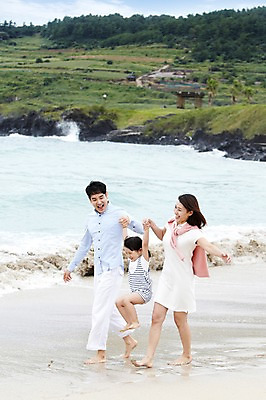 포토 JPG 주간 전신 라이프스타일 여자 남자 딸 어린이 파도 바다 여행 가족 맨발 놀이 엄마 휴가 가족여행 함께함 서기 미소 웃음 사람 동양인 소녀 성인 해변 야외 세명 30대 부모 제주도 손잡기 화목 유치원생 한국인 자녀 아빠 상쾌 함덕해수욕장 어싱 국내포토 자연요소 감정 컨셉 관계 모션 발 한국 표정 인종 생활 장년 걷기 해수욕장 함덕 파일형식