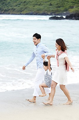 포토 JPG 주간 전신 라이프스타일 여자 남자 딸 어린이 파도 바다 여행 가족 맨발 놀이 엄마 휴가 가족여행 함께함 서기 미소 웃음 사람 동양인 소녀 성인 해변 야외 옆모습 세명 30대 부모 제주도 손잡기 화목 유치원생 한국인 자녀 아빠 상쾌 함덕해수욕장 어싱 국내포토 자연요소 감정 뷰포인트 컨셉 관계 모션 발 한국 표정 인종 생활 장년 걷기 해수욕장 함덕 파일형식