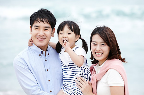 포토 JPG 주간 라이프스타일 여자 남자 딸 어린이 바다 여행 가족 안기 엄마 휴가 가족여행 함께함 미소 웃음 사람 동양인 소녀 상반신 성인 해변 야외 세명 30대 부모 제주도 화목 유치원생 한국인 자녀 아빠 상쾌 함덕해수욕장 국내포토 자연요소 감정 컨셉 관계 모션 한국 표정 인종 생활 장년 해수욕장 함덕 파일형식