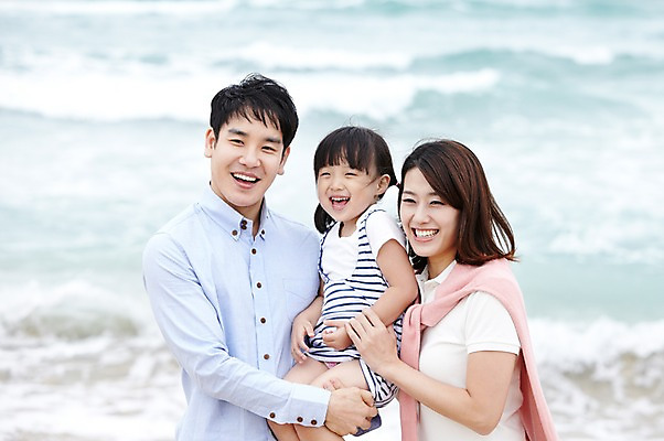 포토 JPG 주간 라이프스타일 여자 남자 딸 어린이 바다 여행 가족 안기 엄마 휴가 가족여행 함께함 미소 웃음 사람 동양인 소녀 상반신 성인 해변 야외 세명 30대 부모 제주도 화목 유치원생 한국인 자녀 아빠 상쾌 함덕해수욕장 국내포토 자연요소 감정 컨셉 관계 모션 한국 표정 인종 생활 장년 해수욕장 함덕 파일형식