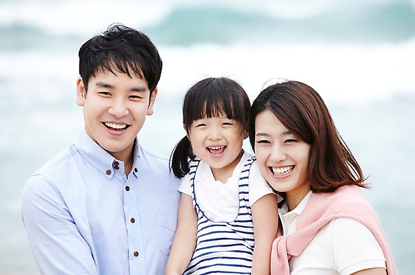 포토 JPG 주간 라이프스타일 여자 남자 딸 어린이 바다 여행 가족 안기 엄마 휴가 가족여행 함께함 미소 웃음 사람 동양인 소녀 상반신 성인 해변 야외 세명 30대 부모 제주도 화목 유치원생 한국인 자녀 아빠 상쾌 함덕해수욕장 국내포토 자연요소 감정 컨셉 관계 모션 한국 표정 인종 생활 장년 해수욕장 함덕 파일형식