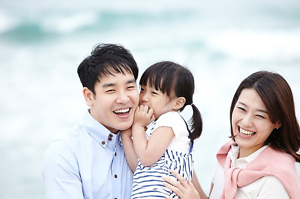 포토 JPG 주간 라이프스타일 여자 남자 딸 어린이 바다 여행 가족 안기 엄마 휴가 가족여행 함께함 미소 웃음 사람 동양인 소녀 상반신 성인 해변 야외 세명 30대 부모 제주도 화목 유치원생 한국인 자녀 아빠 상쾌 함덕해수욕장 국내포토 자연요소 감정 컨셉 관계 모션 한국 표정 인종 생활 장년 해수욕장 함덕 파일형식