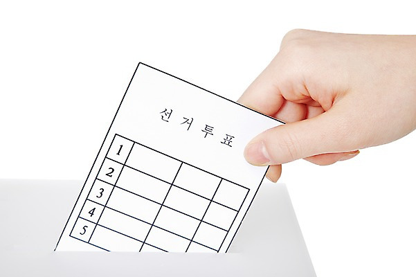 포토 JPG 스튜디오촬영 손 신체 실내 한명 누끼 사람 근접촬영 신체부위 사회 선택 투표 선거 사회이슈 투표용지 투표함 넣기 참여 유권자 국내포토 1 뷰포인트 컨셉 모션 내부 민주주의 공동체 파일형식