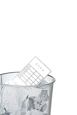 포토 JPG 스튜디오촬영 실내 누끼 근접촬영 사람없음 쓰레기통 사회 쓰레기 투표 선거 버리기 사회이슈 담기 투표용지 구김 국내포토 뷰포인트 컨셉 모션 내부 민주주의 공동체 파일형식