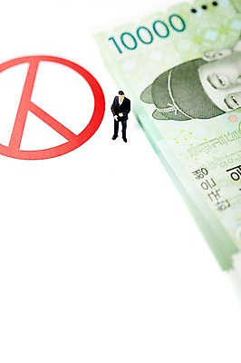 포토 JPG 스튜디오촬영 지폐 돈 실내 누끼 사람없음 도장 모형 미니어처 피규어 사회 선택 투표 선거 사회이슈 심볼 부정선거 유권자 국내포토 컨셉 내부 재산 민주주의 공동체 파일형식