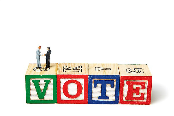 포토 JPG 스튜디오촬영 문자 알파벳 영어 포즈 모션 악수 실내 누끼 손짓 사람없음 목재 단어 모형 블록 미니어처 피규어 사회 투표 선거 사회이슈 국내포토 나무 컨셉 재료 내부 민주주의 공동체 파일형식