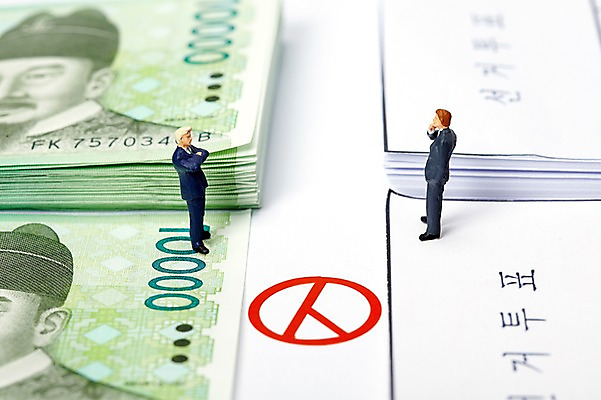 포토 JPG 스튜디오촬영 백그라운드 지폐 돈 실내 근접촬영 사람없음 도장 모형 미니어처 피규어 사회 선택 투표 선거 사회이슈 심볼 투표용지 부정선거 유권자 국내포토 뷰포인트 컨셉 내부 재산 민주주의 공동체 파일형식