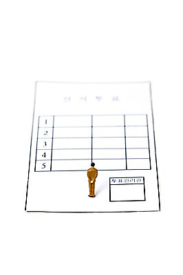 포토 JPG 스튜디오촬영 실내 누끼 사람없음 아웃포커스 모형 미니어처 피규어 사회 투표 선거 사회이슈 투표용지 유권자 국내포토 컨셉 촬영기법 내부 민주주의 공동체 파일형식