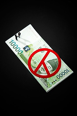 포토 JPG 스튜디오촬영 지폐 돈 실내 사람없음 도장 모형 미니어처 피규어 사회 선택 투표 선거 사회이슈 심볼 부정선거 국내포토 컨셉 내부 재산 민주주의 공동체 파일형식