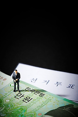 포토 JPG 스튜디오촬영 지폐 돈 실내 사람없음 도장 모형 미니어처 피규어 사회 투표 선거 사회이슈 투표용지 부정선거 국내포토 컨셉 내부 재산 민주주의 공동체 파일형식