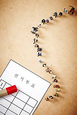 포토 JPG 스튜디오촬영 실내 사람없음 아웃포커스 도장 모형 미니어처 피규어 사회 투표 선거 사회이슈 투표용지 유권자 국내포토 컨셉 촬영기법 내부 민주주의 공동체 파일형식