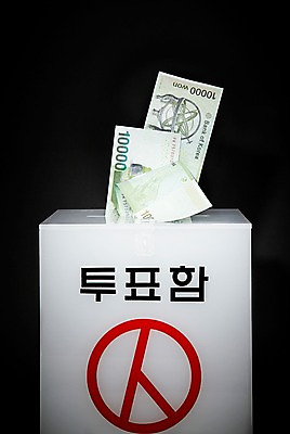 포토 JPG 스튜디오촬영 지폐 돈 실내 사람없음 사회 투표 선거 사회이슈 투표함 부정선거 국내포토 컨셉 내부 재산 민주주의 공동체 파일형식