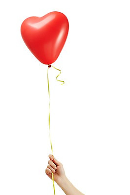 포토 JPG 스튜디오촬영 손 기념일 컬러 신체 한손 실내 한명 누끼 사람 이벤트 신체부위 장식 빨간색 한개 파티 놀이용품 하트 잡기 끈 오브젝트 파티용품 하트풍선 풍선 국내포토 모양 1 모션 내부 이벤트용품 파일형식