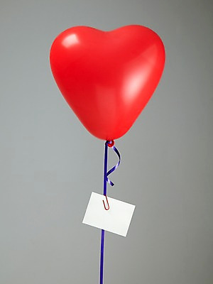 포토 JPG 스튜디오촬영 기념일 종이 컬러 문구용품 학용품 실내 이벤트 사람없음 장식 빨간색 한개 파티 놀이용품 사무용품 흰색 하트 기록 메모지 끈 오브젝트 파티용품 클립 하트풍선 풍선 국내포토 모양 1 내부 이벤트용품 파일형식