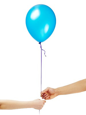 포토 JPG 스튜디오촬영 손 기념일 컬러 신체 실내 들기 누끼 사람 이벤트 두명 신체부위 장식 파란색 한개 파티 놀이용품 잡기 끈 오브젝트 파티용품 주기 풍선 판 국내포토 1 모션 내부 이벤트용품 파일형식