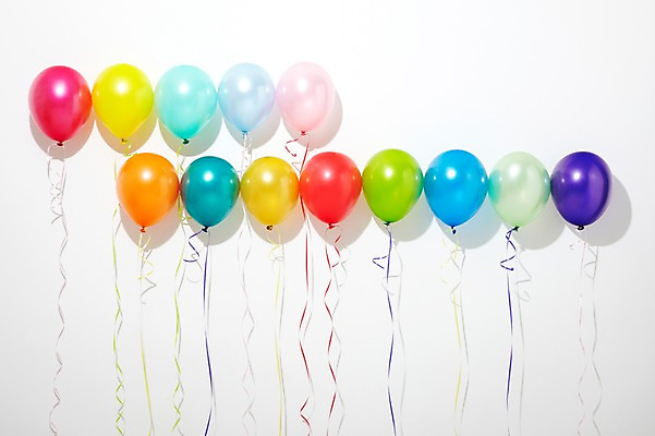 포토 JPG 스튜디오촬영 기념일 다수 실내 그림자 이벤트 사람없음 장식 컬러풀 파티 놀이용품 여러개 끈 오브젝트 파티용품 일렬 풍선 국내포토 컬러 내부 이벤트용품 파일형식