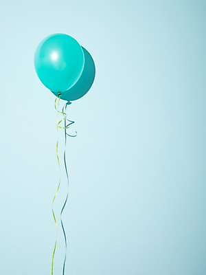 포토 JPG 스튜디오촬영 기념일 컬러 하늘색 백그라운드 실내 그림자 이벤트 사람없음 장식 파란색 한개 파티 놀이용품 끈 오브젝트 파티용품 풍선 국내포토 1 내부 이벤트용품 파일형식