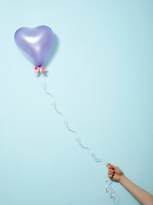 포토 JPG 스튜디오촬영 손 기념일 리본 컬러 백그라운드 신체 한손 실내 그림자 한명 사람 이벤트 신체부위 장식 한개 파티 놀이용품 보라색 하트 잡기 끈 오브젝트 파티용품 하트풍선 풍선 국내포토 모양 1 모션 내부 이벤트용품 파일형식