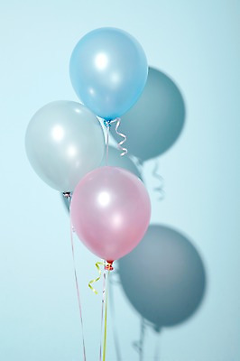 포토 JPG 스튜디오촬영 기념일 분홍색 컬러 다수 하늘색 백그라운드 실내 그림자 이벤트 사람없음 장식 파티 놀이용품 흰색 끈 세개 다발 묶기 오브젝트 파티용품 풍선 국내포토 모션 3 내부 파란색 이벤트용품 파일형식