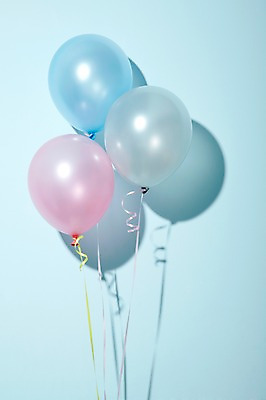 포토 JPG 스튜디오촬영 기념일 분홍색 컬러 다수 하늘색 백그라운드 실내 그림자 이벤트 사람없음 장식 파티 놀이용품 흰색 끈 세개 다발 묶기 오브젝트 파티용품 풍선 국내포토 모션 3 내부 파란색 이벤트용품 파일형식