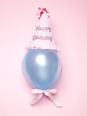 포토 JPG 스튜디오촬영 기념일 리본 분홍색 컬러 하늘색 백그라운드 실내 이벤트 사람없음 장식 파란색 한개 파티 놀이용품 고깔모자 축하 끈 생일파티 생일 오브젝트 파티용품 생일축하 풍선 국내포토 모자_잡화 1 컨셉 내부 이벤트용품 파일형식