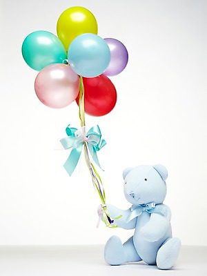 포토 JPG 스튜디오촬영 기념일 리본 인형 다수 백그라운드 실내 이벤트 사람없음 장식 컬러풀 장난감 파티 놀이용품 여러개 곰인형 끈 다발 묶기 오브젝트 파티용품 풍선 국내포토 컬러 모션 내부 이벤트용품 파일형식