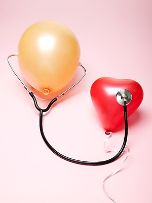 포토 JPG 스튜디오촬영 컬러 백그라운드 의학 청진기 의료기기 실내 이벤트 사람없음 장식 빨간색 파티 주황색 진료 두개 하트 의료용품 끈 오브젝트 하트풍선 풍선 국내포토 모양 2 내부 파일형식