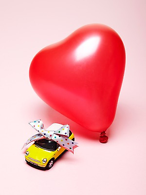 포토 JPG 스튜디오촬영 기념일 리본 컬러 백그라운드 자동차 실내 이벤트 사람없음 장식 빨간색 파티 놀이용품 미니어처 하트 오브젝트 파티용품 하트풍선 풍선 웨딩카 미니 미니카 국내포토 모양 육상교통 내부 모형 이벤트용품 파일형식