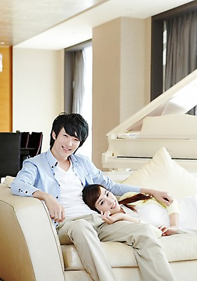 포토 JPG 외국인 해외기획촬영 라이프스타일 부부 커플 여자 남자 여유 악기 커플라이프 가구 쿠션 거실 의자 2011년중국 창문 식탁 휴식 실내 미소 웃음 사람 앉기 동양인 20대 성인 취미 두명 라이프 소파 눕기 중국인 중국 건반 피아노 청도 청년만 성인만 국내포토 감정 아시아 음악 생활용품 컨셉 관계 모션 탁자 표정 인종 청년 내부 생활 건반악기 파일형식