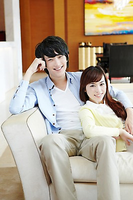 포토 JPG 외국인 해외기획촬영 라이프스타일 부부 커플 여자 남자 여유 커플라이프 가구 액자 거실 의자 2011년중국 창문 안기 포옹 식탁 휴식 실내 미소 웃음 사람 앉기 동양인 20대 성인 취미 두명 라이프 아웃포커스 소파 중국인 중국 청도 청년만 성인만 국내포토 감정 아시아 생활용품 컨셉 관계 모션 탁자 촬영기법 표정 인종 청년 내부 생활 파일형식