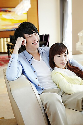 포토 JPG 외국인 해외기획촬영 라이프스타일 부부 커플 여자 남자 여유 커플라이프 가구 액자 거실 의자 2011년중국 창문 안기 포옹 식탁 휴식 실내 미소 웃음 사람 앉기 동양인 20대 성인 취미 두명 라이프 아웃포커스 소파 중국인 중국 청도 청년만 성인만 국내포토 감정 아시아 생활용품 컨셉 관계 모션 탁자 촬영기법 표정 인종 청년 내부 생활 파일형식