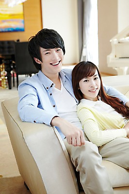 포토 JPG 외국인 해외기획촬영 라이프스타일 부부 커플 여자 남자 여유 악기 커플라이프 가구 액자 거실 의자 2011년중국 창문 안기 포옹 식탁 휴식 실내 미소 웃음 사람 앉기 동양인 20대 성인 취미 두명 라이프 아웃포커스 소파 중국인 중국 건반 피아노 청도 청년만 성인만 국내포토 감정 아시아 음악 생활용품 컨셉 관계 모션 탁자 촬영기법 표정 인종 청년 내부 생활 건반악기 파일형식