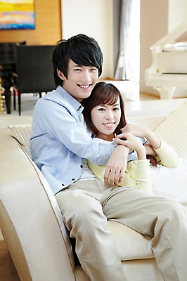 포토 JPG 외국인 해외기획촬영 라이프스타일 부부 커플 여자 남자 여유 악기 커플라이프 가구 액자 거실 의자 2011년중국 창문 안기 포옹 식탁 휴식 실내 미소 웃음 사람 앉기 동양인 20대 성인 취미 두명 라이프 아웃포커스 소파 중국인 중국 건반 피아노 청도 청년만 성인만 국내포토 감정 아시아 음악 생활용품 컨셉 관계 모션 탁자 촬영기법 표정 인종 청년 내부 생활 건반악기 파일형식