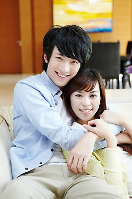 포토 JPG 외국인 해외기획촬영 라이프스타일 부부 커플 여자 남자 여유 커플라이프 가구 액자 거실 의자 2011년중국 안기 포옹 식탁 휴식 실내 미소 웃음 사람 앉기 동양인 20대 성인 취미 두명 라이프 아웃포커스 소파 중국인 중국 청도 청년만 성인만 국내포토 감정 아시아 생활용품 컨셉 관계 모션 탁자 촬영기법 표정 인종 청년 내부 생활 파일형식