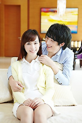 포토 JPG 외국인 해외기획촬영 라이프스타일 부부 커플 여자 남자 여유 커플라이프 가구 액자 쿠션 거실 의자 2011년중국 안기 포옹 휴식 실내 미소 웃음 사람 앉기 동양인 20대 성인 취미 두명 라이프 아웃포커스 소파 중국인 중국 청도 청년만 성인만 국내포토 감정 아시아 생활용품 컨셉 관계 모션 촬영기법 표정 인종 청년 내부 생활 파일형식