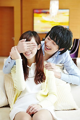 포토 JPG 외국인 해외기획촬영 라이프스타일 부부 커플 여자 남자 여유 커플라이프 가구 액자 쿠션 거실 의자 장난 2011년중국 놀이 휴식 실내 미소 웃음 사람 앉기 동양인 20대 성인 취미 두명 라이프 아웃포커스 소파 중국인 중국 가림 청도 청년만 성인만 국내포토 감정 아시아 생활용품 컨셉 관계 모션 촬영기법 표정 인종 청년 내부 생활 파일형식