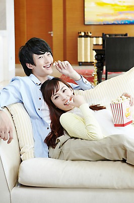 포토 JPG 외국인 해외기획촬영 라이프스타일 부부 커플 응시 여자 남자 여유 커플라이프 가구 액자 쿠션 거실 의자 2011년중국 식탁 휴식 실내 미소 웃음 들기 사람 앉기 동양인 20대 성인 취미 두명 라이프 소파 눕기 중국인 중국 먹기 청도 팝콘 티비시청 청년만 성인만 국내포토 시선 감정 아시아 생활용품 컨셉 관계 모션 탁자 표정 인종 청년 내부 생활 시청_보고들음 파일형식