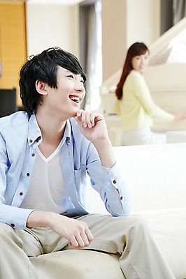 포토 JPG 외국인 해외기획촬영 라이프스타일 부부 커플 여자 남자 여유 악기 커플라이프 연주 거실 의자 2011년중국 창문 현악기 휴식 실내 미소 웃음 사람 앉기 동양인 20대 성인 취미 두명 라이프 아웃포커스 소파 중국인 중국 음악감상 감상 커튼 건반 피아노 청도 그랜드피아노 스툴 청년만 성인만 국내포토 감정 아시아 음악 가구 컨셉 관계 모션 촬영기법 표정 인종 청년 내부 생활 건반악기 파일형식