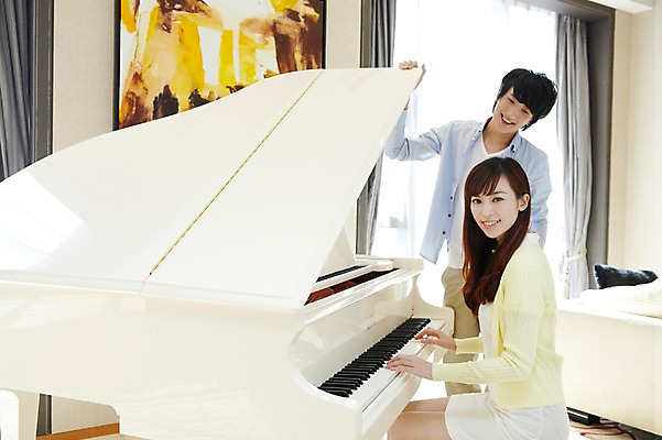 포토 JPG 외국인 해외기획촬영 라이프스타일 부부 커플 여자 남자 여유 악기 커플라이프 액자 연주 거실 의자 2011년중국 창문 현악기 휴식 실내 미소 웃음 사람 앉기 동양인 20대 성인 취미 두명 라이프 소파 중국인 중국 음악감상 감상 커튼 건반 피아노 청도 그랜드피아노 스툴 청년만 성인만 국내포토 감정 아시아 음악 가구 컨셉 관계 모션 표정 인종 청년 내부 생활 건반악기 파일형식