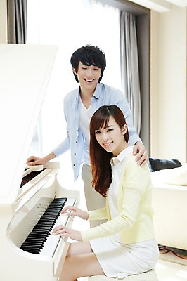 포토 JPG 외국인 해외기획촬영 라이프스타일 부부 커플 여자 남자 여유 악기 커플라이프 연주 거실 의자 2011년중국 창문 현악기 휴식 실내 미소 웃음 사람 앉기 동양인 20대 성인 취미 두명 라이프 소파 중국인 중국 음악감상 감상 커튼 건반 피아노 청도 그랜드피아노 스툴 청년만 성인만 국내포토 감정 아시아 음악 가구 컨셉 관계 모션 표정 인종 청년 내부 생활 건반악기 파일형식