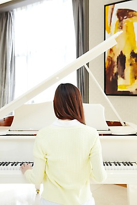 포토 JPG 외국인 해외기획촬영 라이프스타일 여자 여유 악기 액자 연주 거실 2011년중국 창문 현악기 실내 한명 사람 앉기 동양인 20대 성인 취미 라이프 뒷모습 중국인 중국 커튼 건반 피아노 청도 그랜드피아노 여자만 여자한명만 성인여자만 청년만 청년여자만 성인한명만 청년여자한명만 성인여자한명만 성인만 국내포토 1 감정 아시아 음악 뷰포인트 모션 인종 청년 내부 생활 건반악기 파일형식