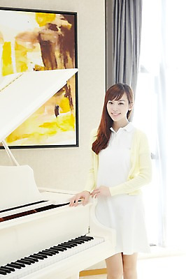 포토 JPG 외국인 해외기획촬영 라이프스타일 여자 여유 악기 액자 거실 2011년중국 창문 현악기 실내 한명 서기 미소 웃음 사람 동양인 20대 성인 취미 라이프 앞모습 중국인 중국 커튼 건반 피아노 청도 그랜드피아노 여자만 여자한명만 성인여자만 청년만 청년여자만 성인한명만 청년여자한명만 성인여자한명만 성인만 국내포토 1 감정 아시아 음악 뷰포인트 모션 표정 인종 청년 내부 생활 건반악기 파일형식