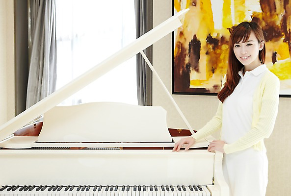 포토 JPG 외국인 해외기획촬영 라이프스타일 여자 여유 악기 액자 거실 2011년중국 창문 현악기 실내 한명 서기 미소 웃음 사람 동양인 20대 성인 취미 라이프 중국인 중국 커튼 건반 피아노 청도 그랜드피아노 여자만 여자한명만 성인여자만 청년만 청년여자만 성인한명만 청년여자한명만 성인여자한명만 성인만 국내포토 1 감정 아시아 음악 모션 표정 인종 청년 내부 생활 건반악기 파일형식