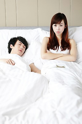 포토 JPG 외국인 해외기획촬영 라이프스타일 부부 커플 여자 남자 여유 한쌍 커플라이프 2011년중국 베개 침구 호텔 실내 사람 앉기 동양인 20대 성인 두명 라이프 눕기 중국인 팔짱 중국 침실 이불 방 분노 침대 잠 수면 청도 객실 불만 청년만 성인만 국내포토 감정 아시아 가구 관계 모션 숙소 인종 청년 내부 생활 물 파일형식